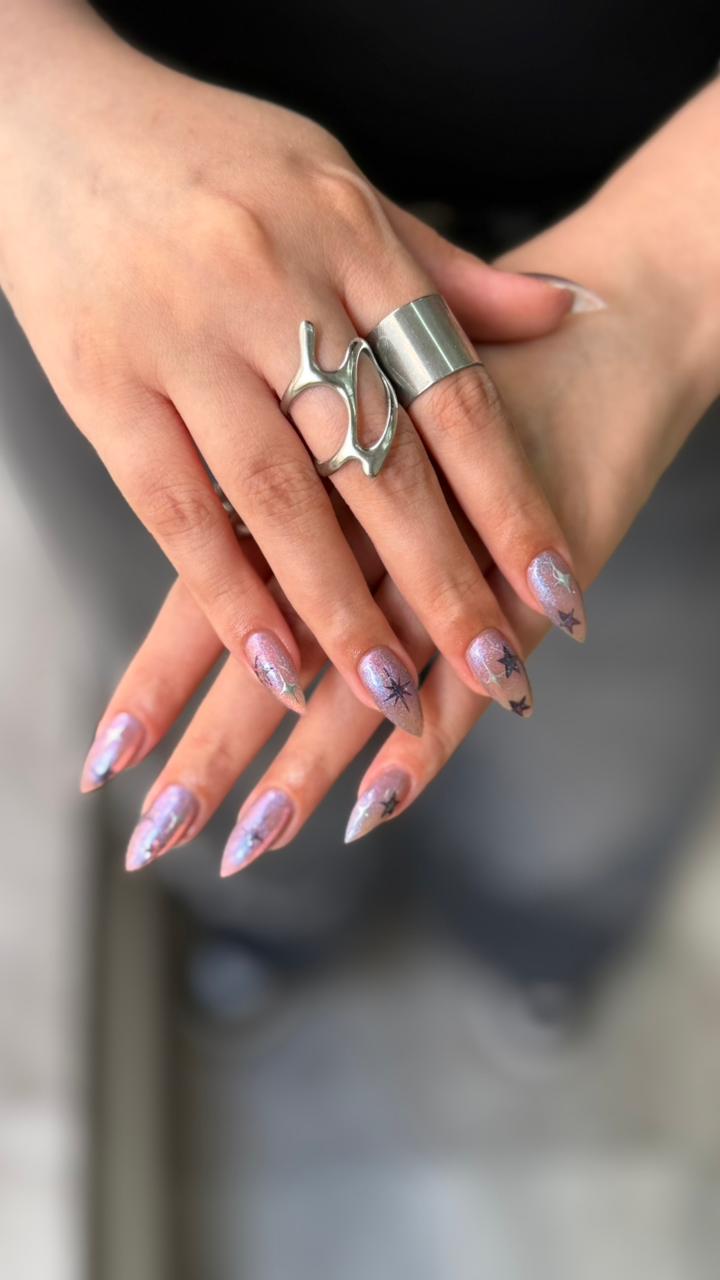 Uñas esculpidas — color vibrante